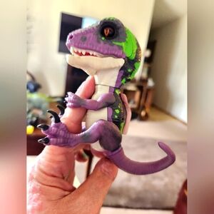 Fingerlings Razor Interactive Toy by WooWee Untamed Raptor